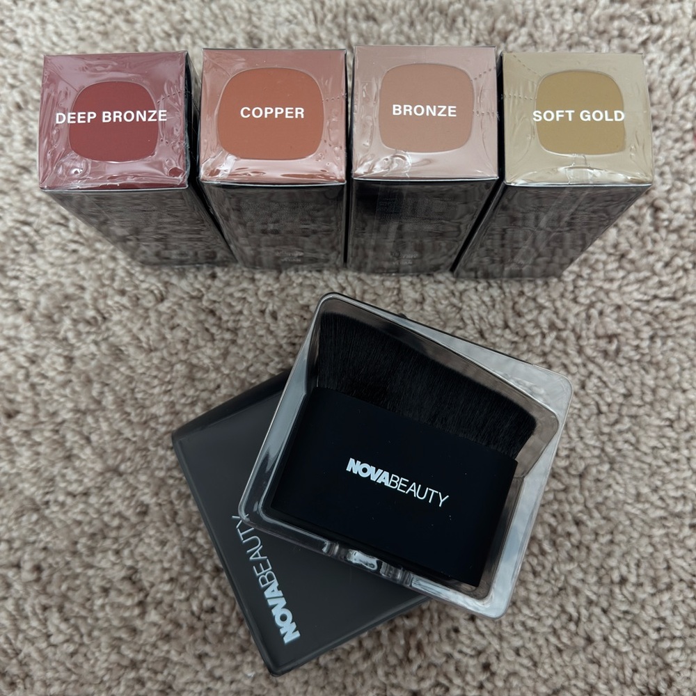 NovaBeauty Liquid Highlighter Illuminator - Set of 4 - Brand New With Brush